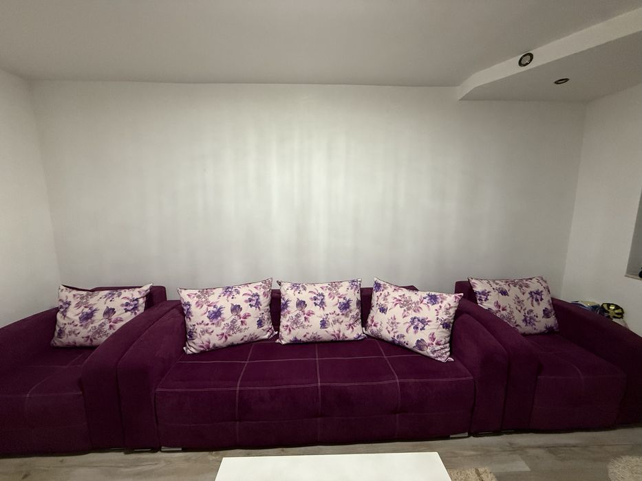 Vând canapea extensibilă însotita de 2 fotolii.