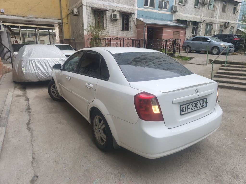 Lasetti full pozitsiya 1.8 sotiladi.