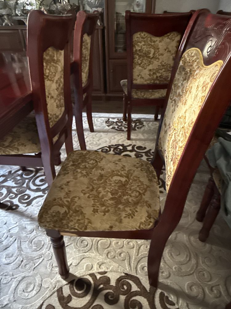 Стол + 16 деревянных стульев для зала