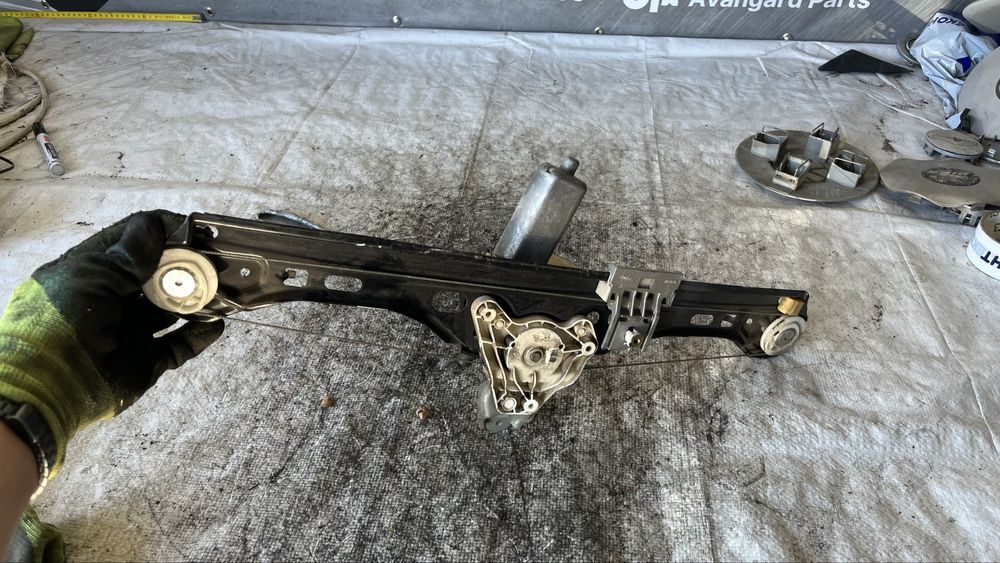 Mercedes C W203 стъклоповдигач задно ляво стъкло