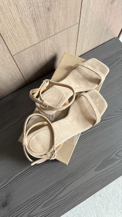 Элегантные бежевые босоножки на прозрачном каблуке