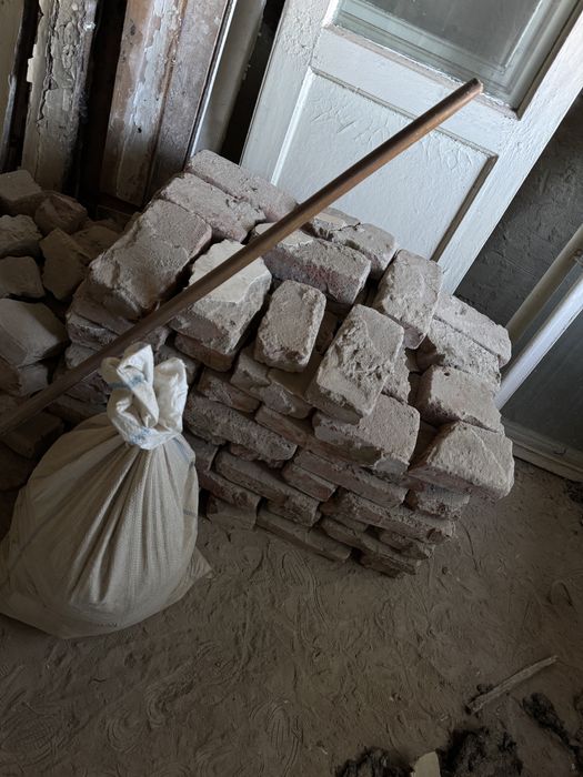 Кирпич Б/У отдам бесплатно.