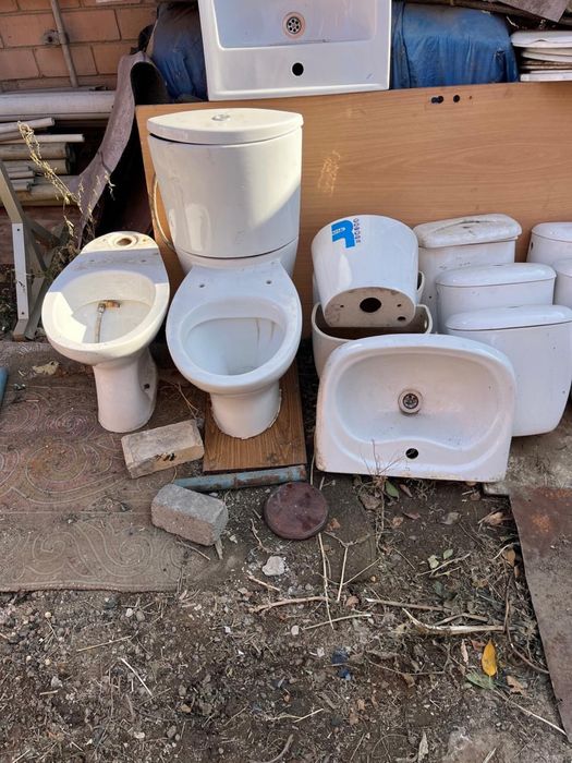 Унитазы, бачки, раковины, б/у, недорого продам.