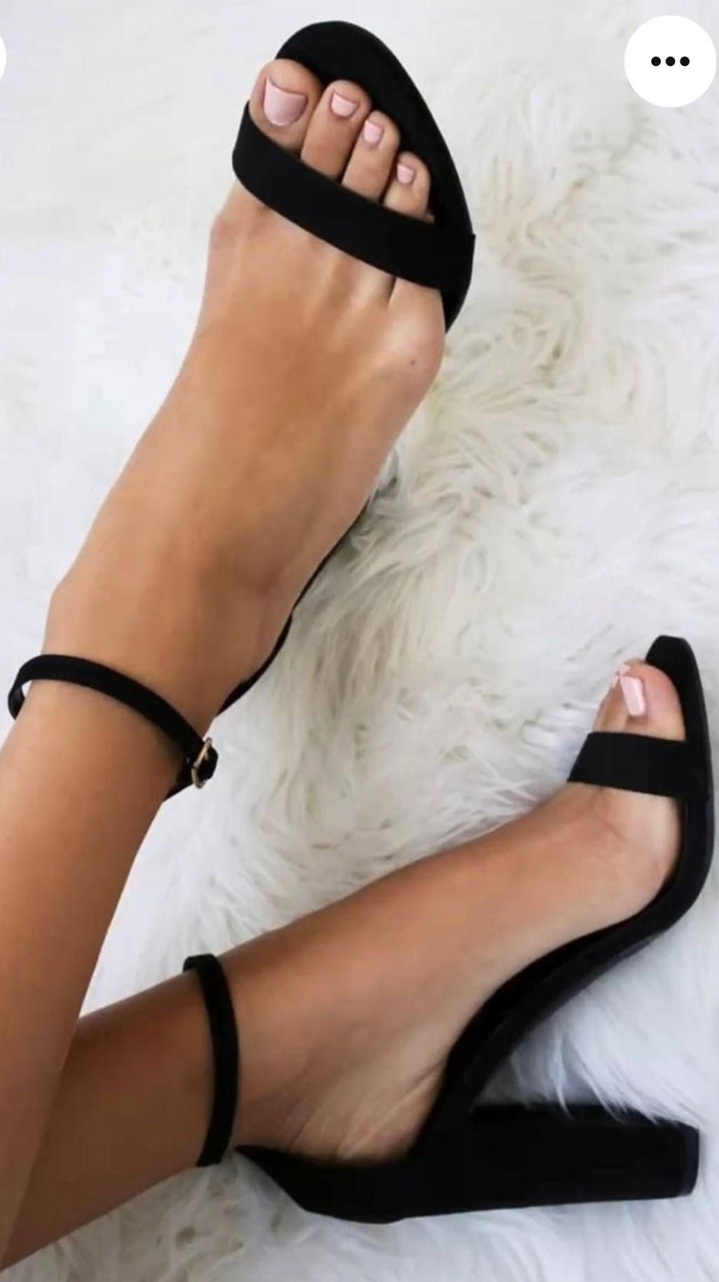Дамски черни сандали на дебел ток