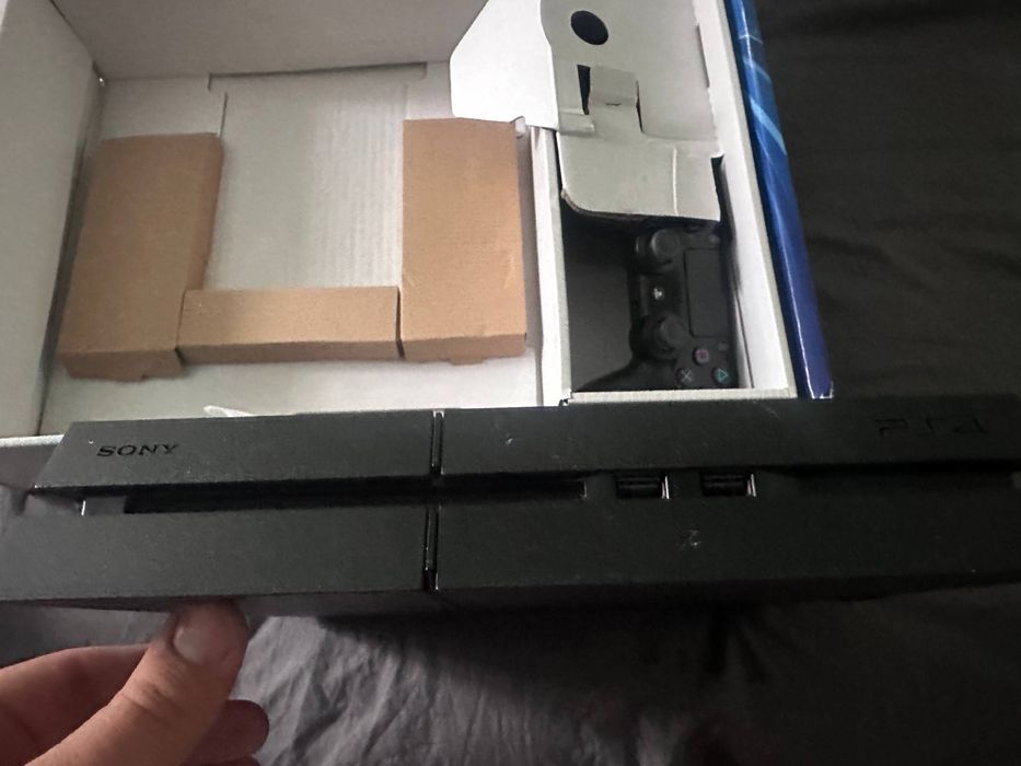 Sony ps4 500 gb  использовали 50-60 часов