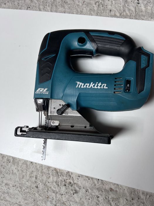 Fierăstrău pendular Makita de 18V pe acumulator