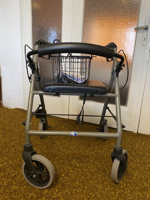 Сгъваем ролатор/ проходилка за възрастни