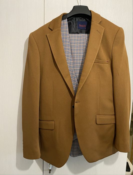 Vand costum Barbati alcatiut din 3 piese