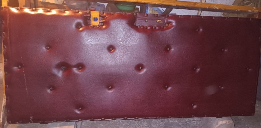 Usă din lemn, capitonată și 4 uși de interior