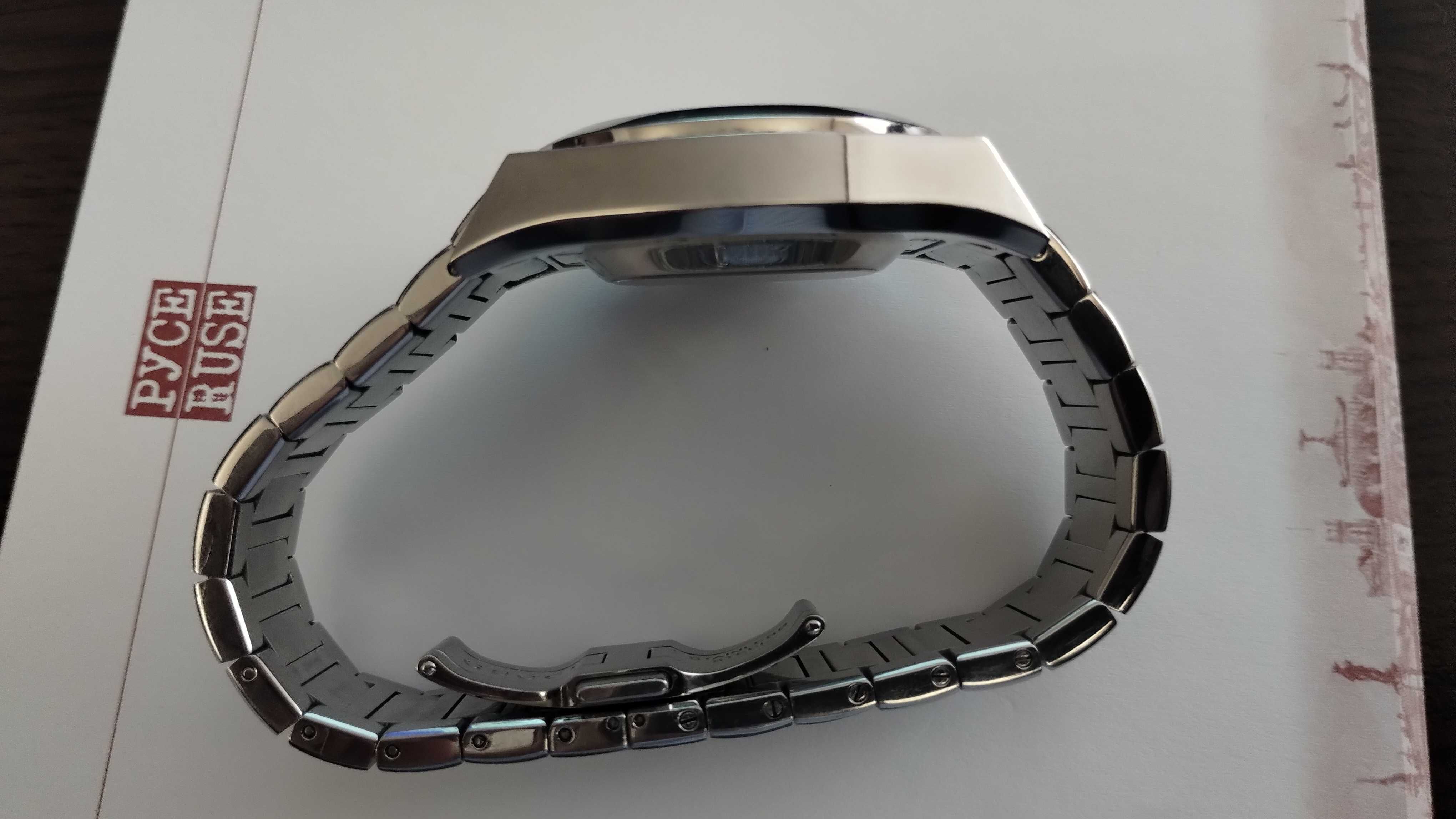 Часовник Gucci Pantheon Valjoux 7750 44mm