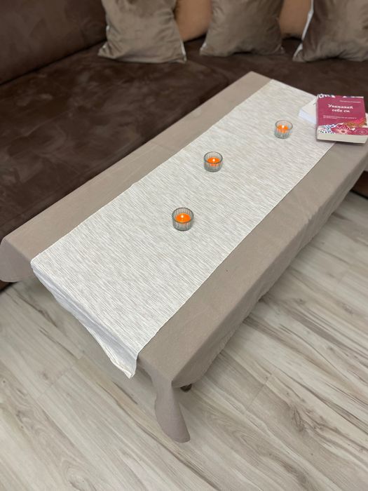 Холна маса, с дълъг стаж на употреба, но в много добро общо състояние