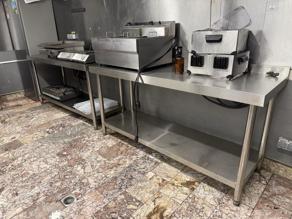 Продава се интериорно оборудване и основно кухненско оборудване