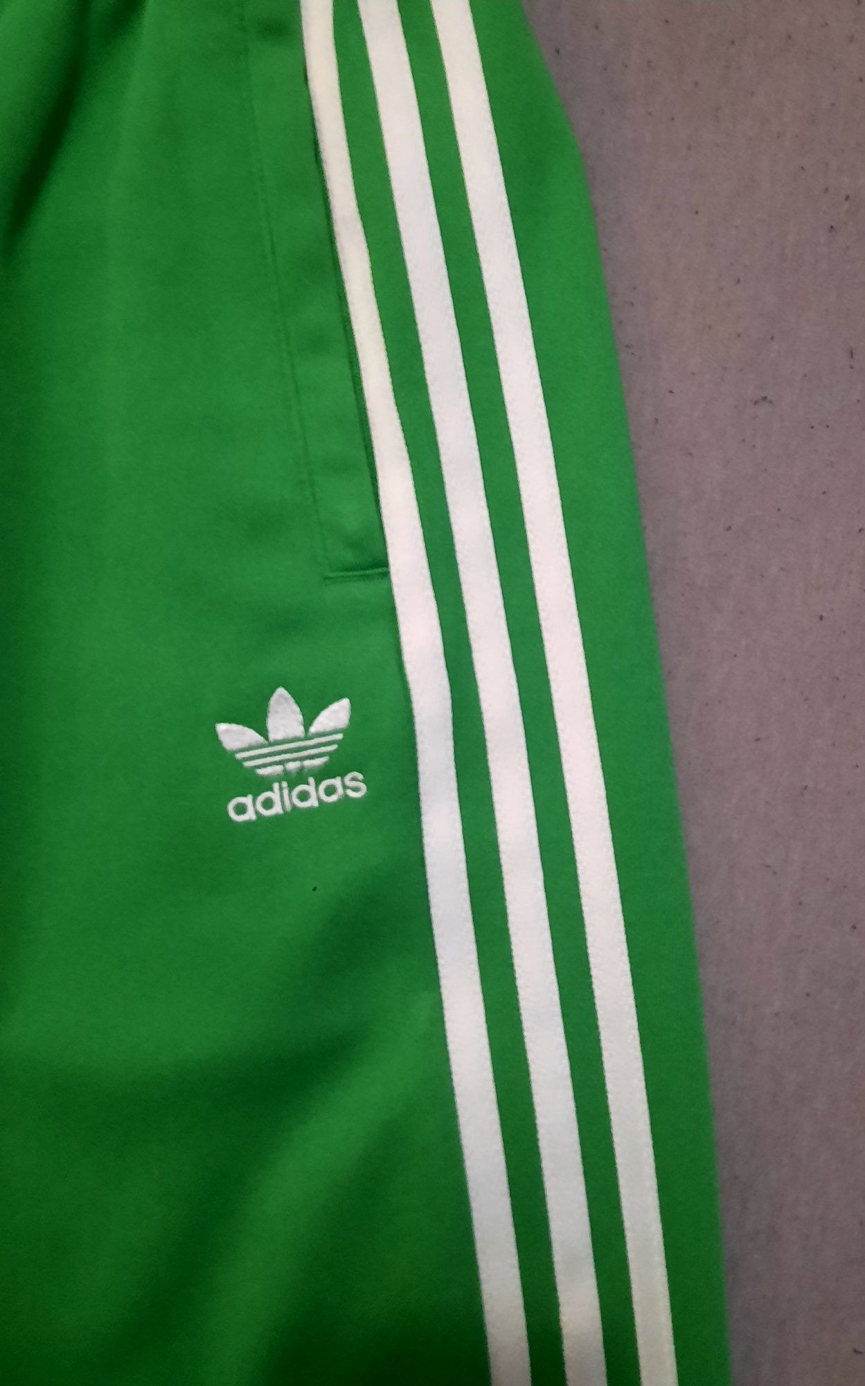 Зелен панталон Adidas Originals