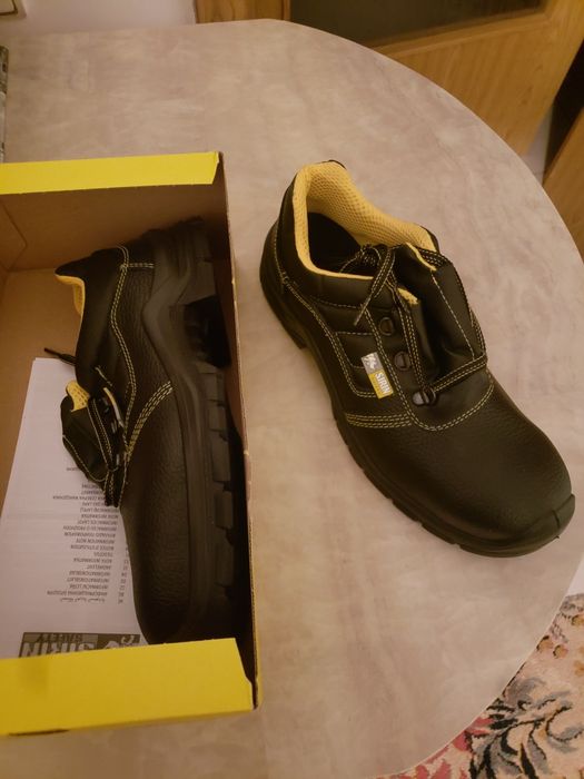 Pantofi de lucru " safety", cu protectie metalica NOI .