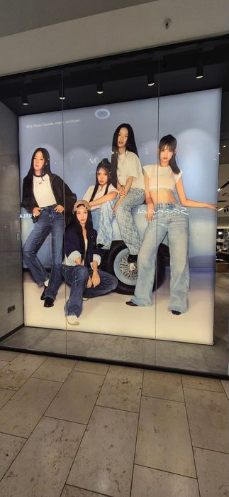Текстилен банер на корейската група NewJeans
