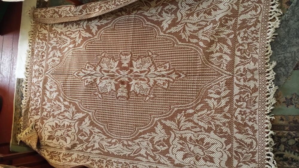 Cuvertura superba cu franjuri in doua culori,noua