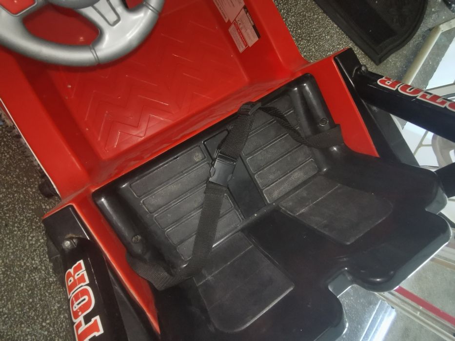 Vând mașinuța 4x4 roșie