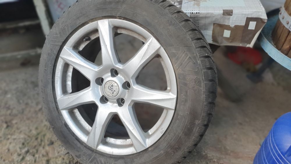 Vând 4 jante cu anvelope (roti) de iarnă 215/60 R17