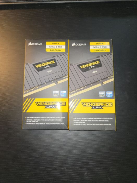 Doua module Corsair Vengeance  8 GB RAM DDR4