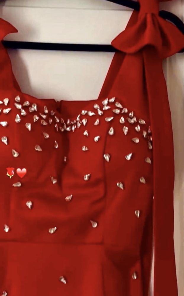 Rochie rosie pentru evenimente