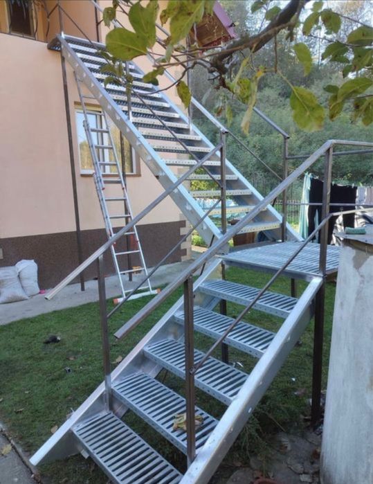 Scări metalice zincate pentru exterior –