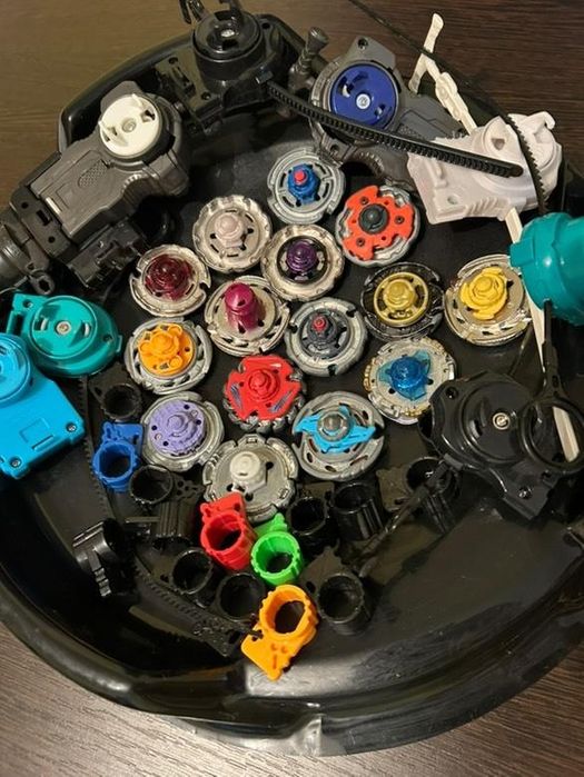 Vând set 15 Beyblade și arenă