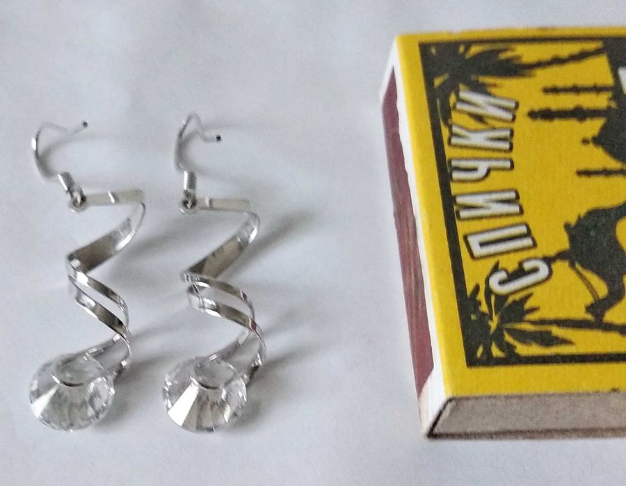 Новые сережки оригинальной формы, длина 5 см
25 000 сум