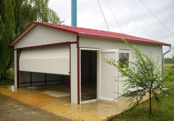 Casa modulara, garaje auto si containere stil birou din panou sandwich