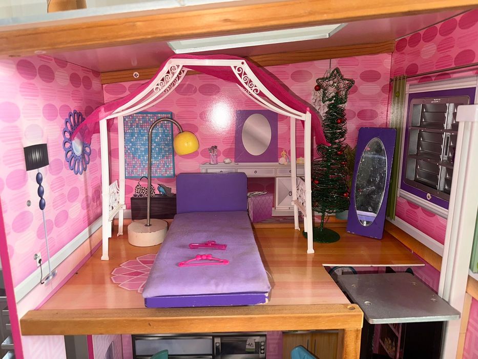 Casuta de papusi din lemn cu lift, mobilata si cu accesorii