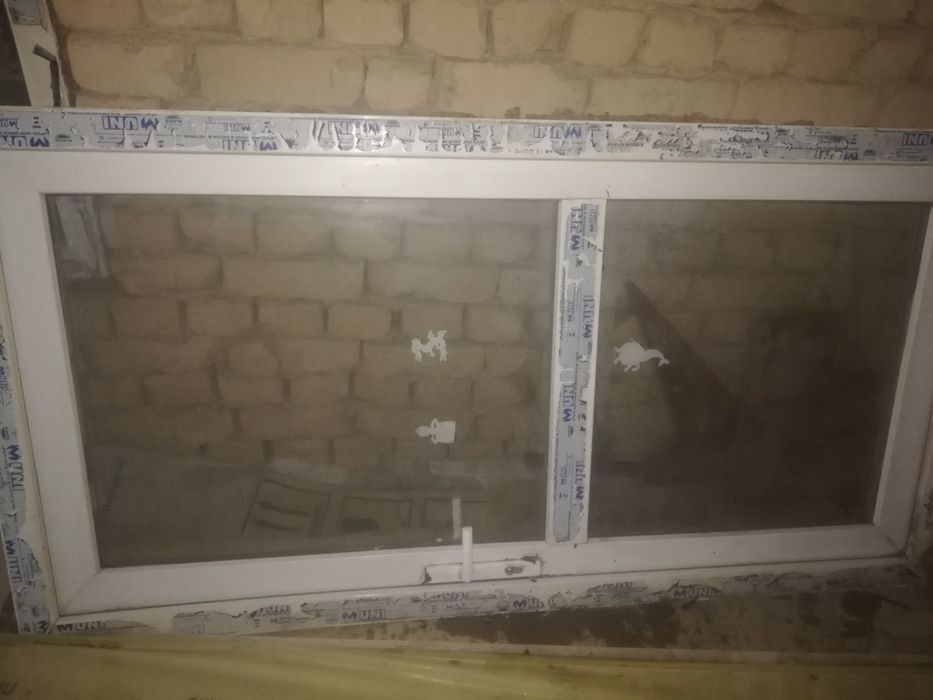 Пластиковая дверь со стеклом