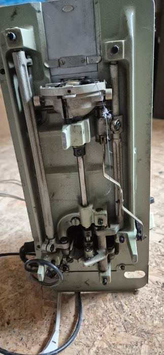 Masina de cusut Nuova Zig Zag provenienta Italia masina este electrica