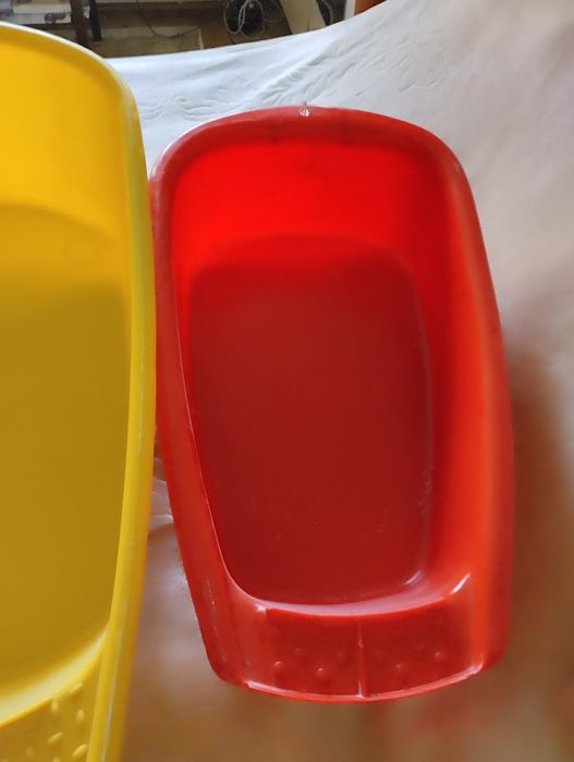 Vând doua vănițe din plastic românești