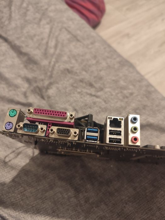 Placa de baza Gigabyte GA-h81-d3 cu procesor i3 și RAM 4GB