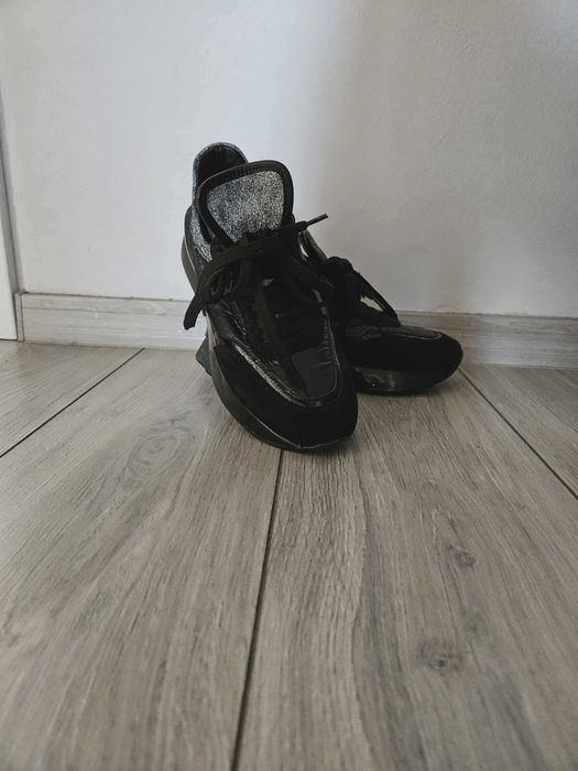 Продавам стилни черни маратонки