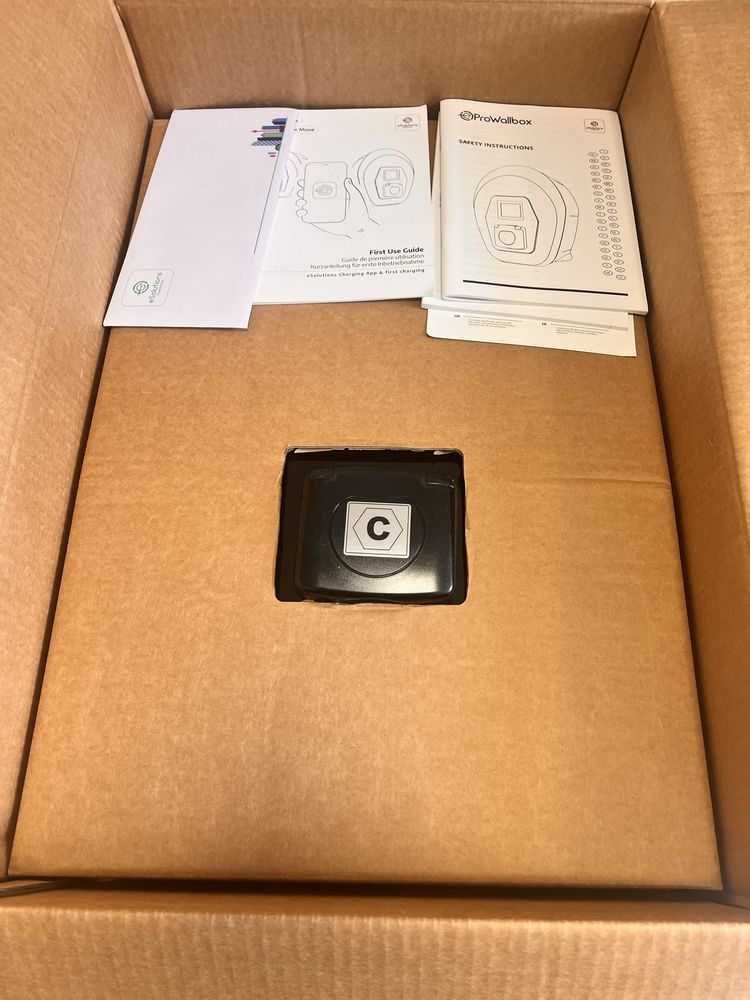 Esolution Prowallbox смарт зарядна станция за електромобили 22kW