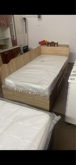 Vînd set de dormitor si un pat individual