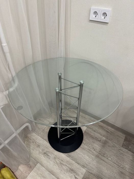Продам стеклянный стол
