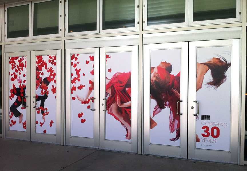 Autocolant tip perforat (window graphics) pentru colantare magazine