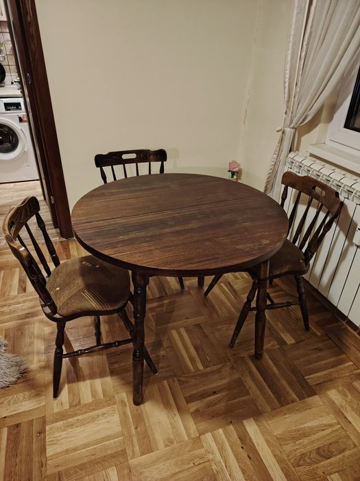 дървена маса и 4 стола