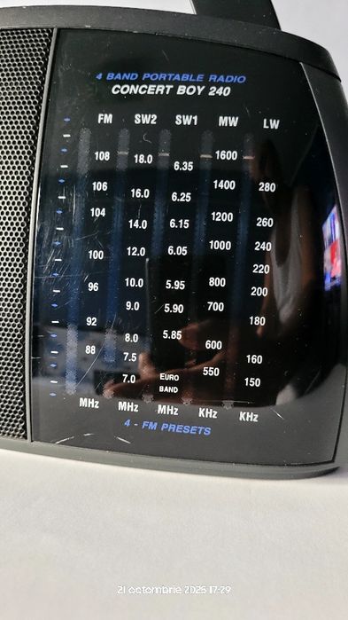 Aparat radio Grundig Boy 240 cu 4 lungimi undă