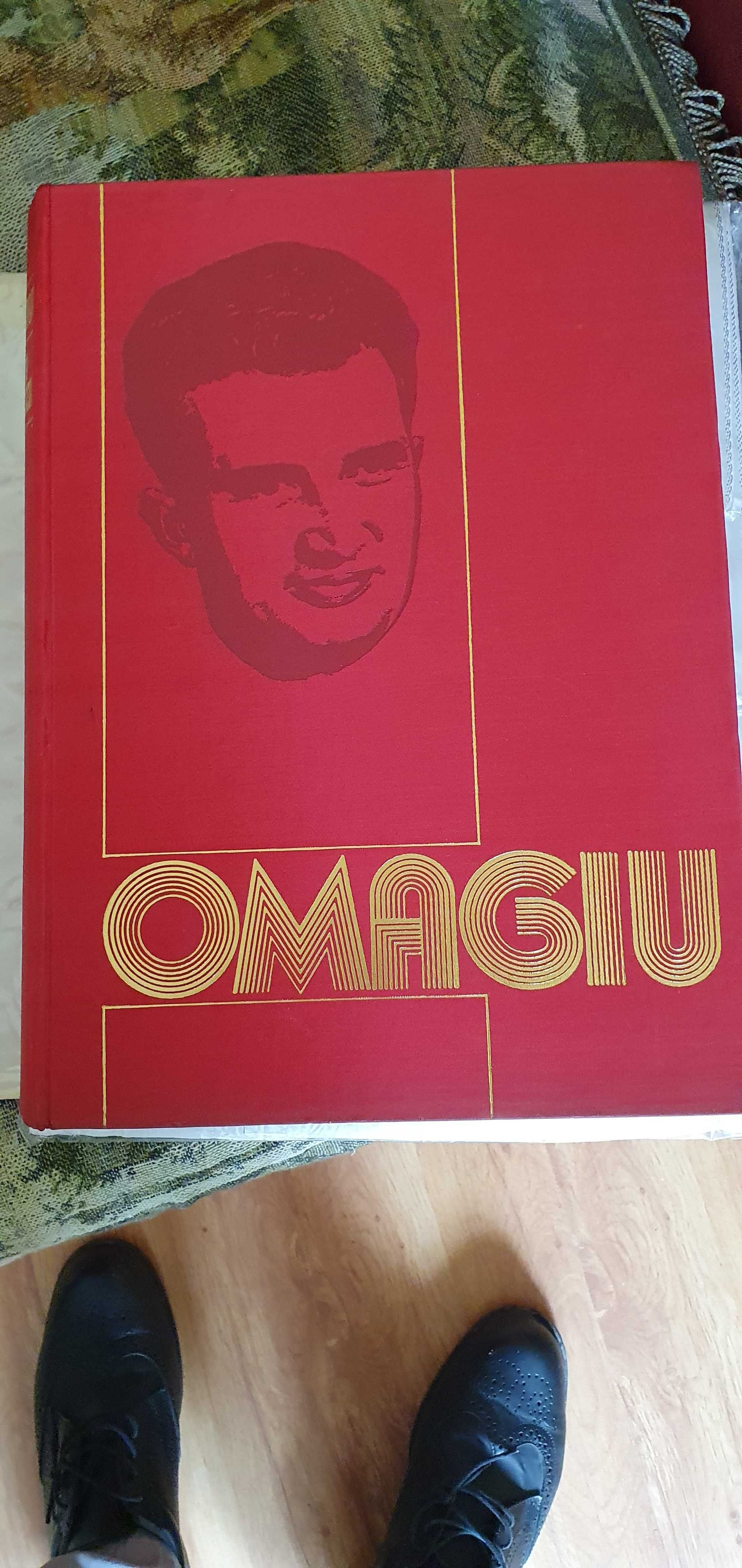 Vand  2 carti  OMAGIU si Istoria Literaturii Romane