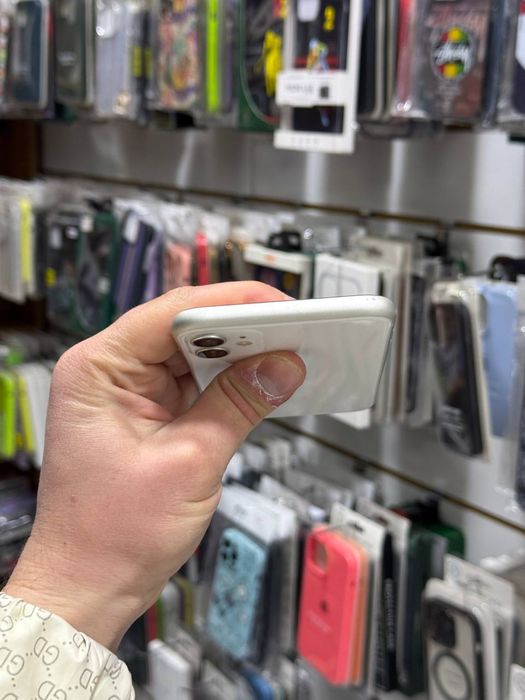 Iphone 11 64 gb Xolat Zor ochilmagan yomkst 78 hama joyi ishlid ayb yo