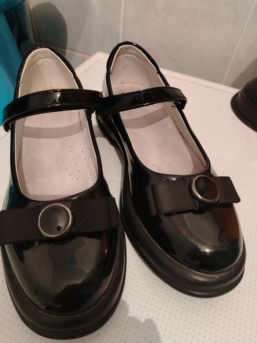 Продам школьные туфли
