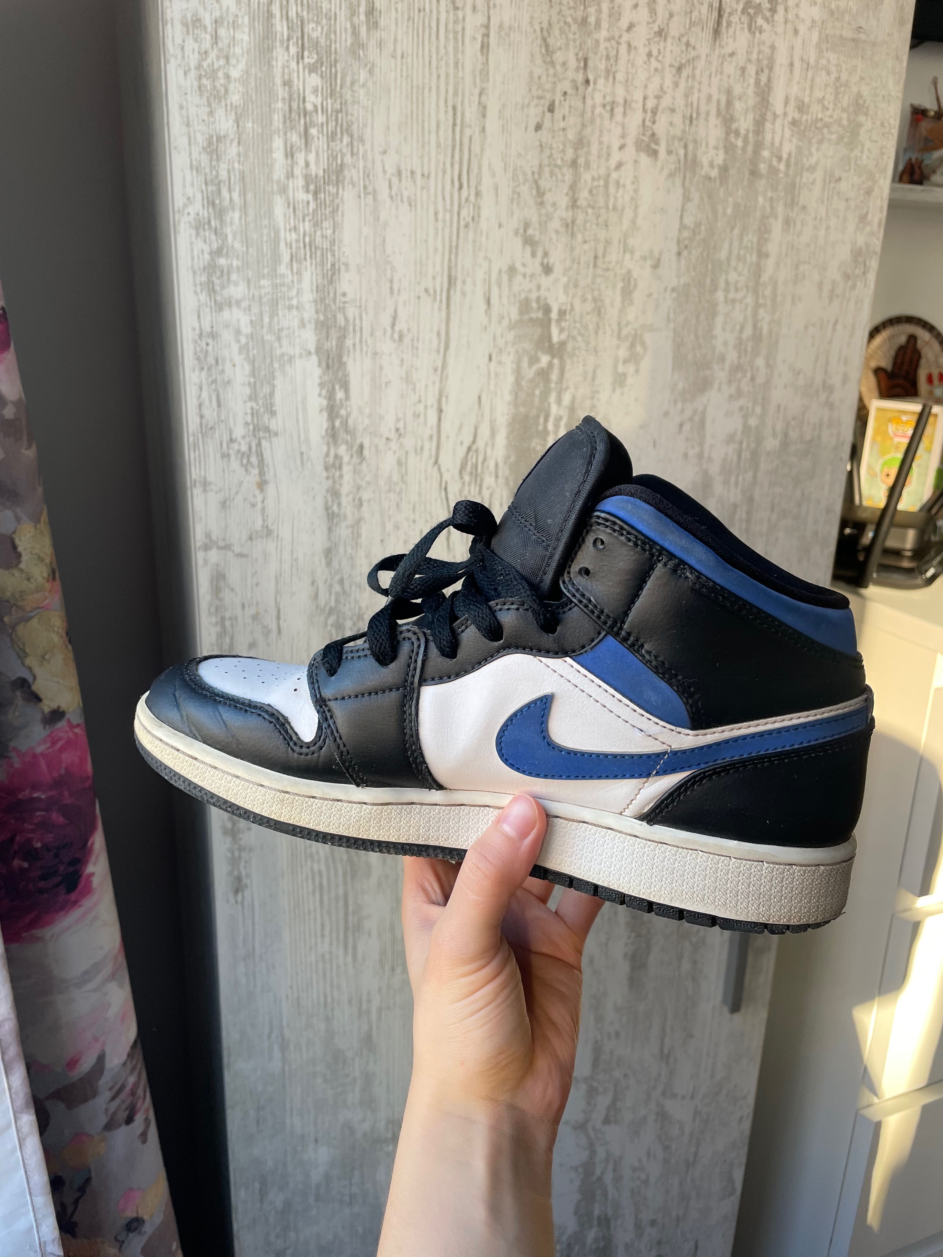 Jordan 1 Mid
White Black Racer Blue