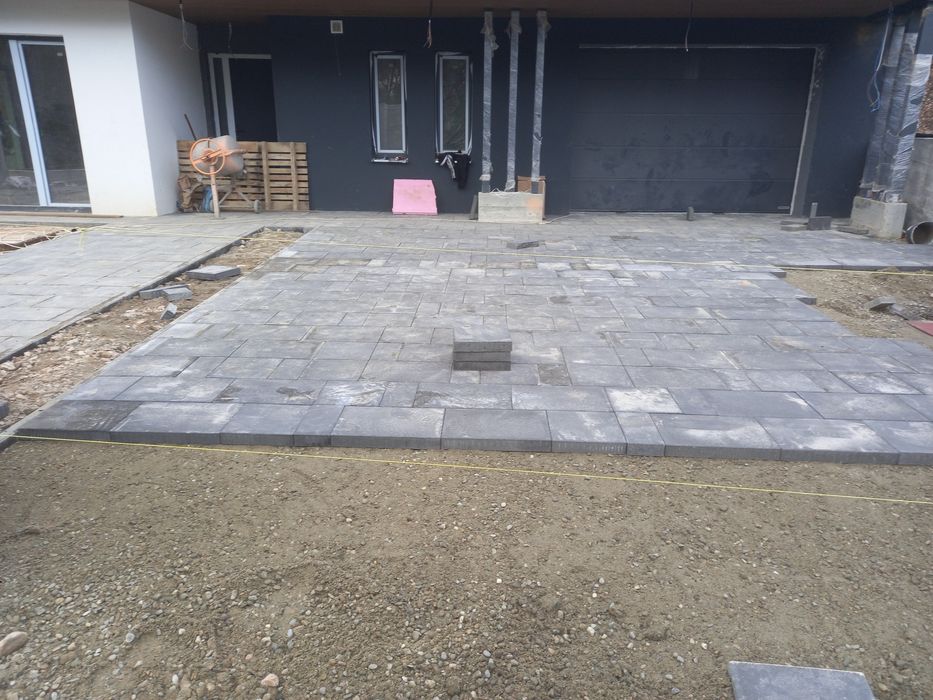 Executam lucrări de montaj pavaj