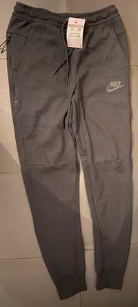 Pantaloni de trening Nike pt. barbati noi cu eticheta