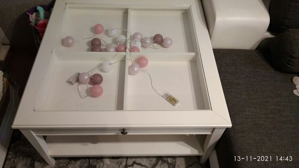 Masa ikea albă pătrată
