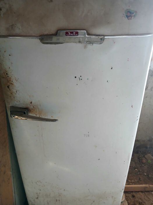 Холодильник зиль сотилади