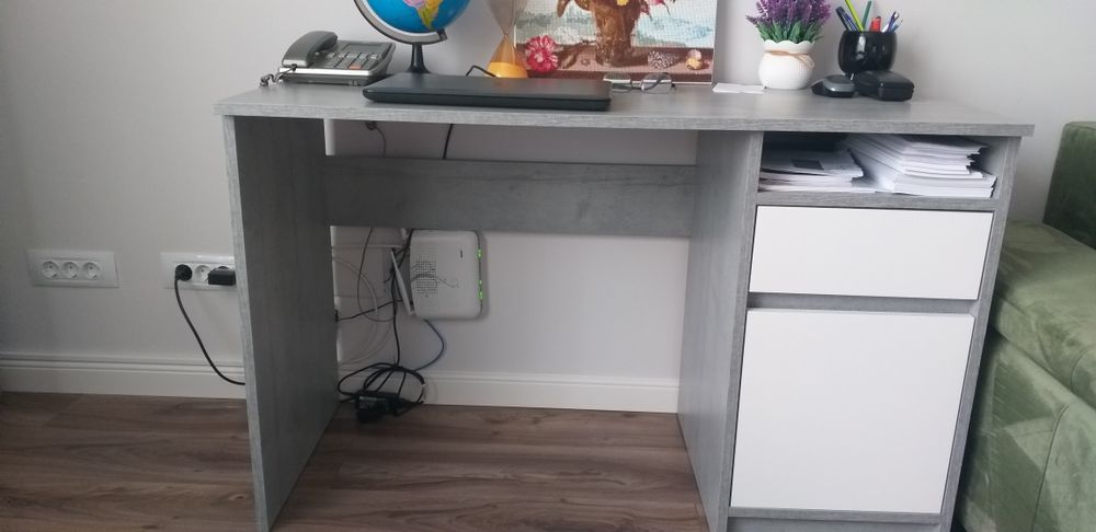 Masă de birou moderna.