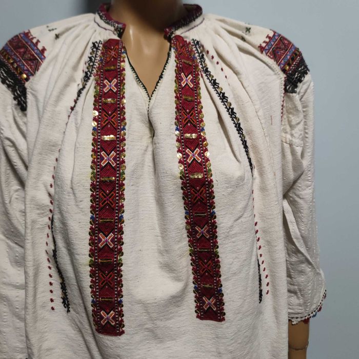 Продавам дамска риза за хърцойска носия